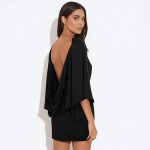 Robe courte noire élégante avec dos nu drapé en V profond et tissu brillant pour les soirées