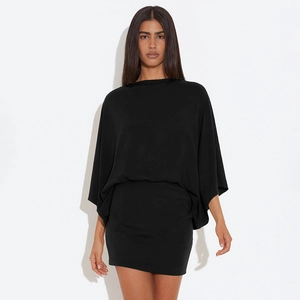 Détail du col bénitier profond au dos et du drapé fluide de cette mini robe noire
