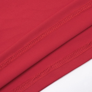 Vue macro de l'ourlet renforcé à double couture et des détails de couture sur la robe rouge