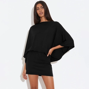 Détails de la robe courte noire élégante avec manches chauve-souris et tissu drapé