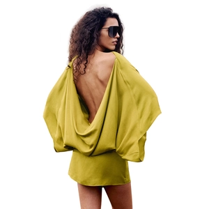 Robe courte dos nu jaune moutarde élégante avec décolleté en V plongeant et manches chauve-souris