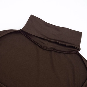Vue détaillée du haut marron foncé montrant les coutures de qualité et la texture du tissu