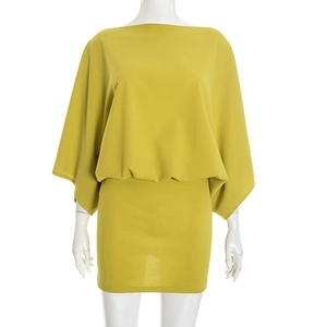 Vue détaillée de la mini robe moulante vert moutarde avec manches cape élégantes et coupe ajustée