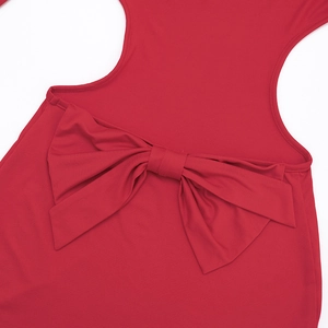Détail d'un grand nœud rouge sur le dos d'une robe ajustée à manches longues