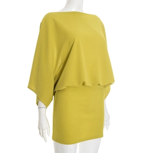 Détail du dos nu élégant avec col en V profond sur la robe courte jaune moutarde