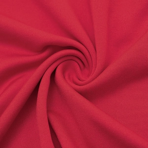 Détail du tissu en maille côtelée rouge à texture douce et plis naturels