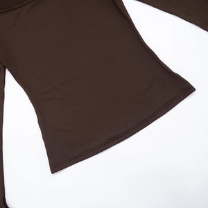 Détail du tissu en maille marron foncé avec coutures fines et fente sur le côté