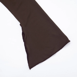 Détail de manches cloche élégantes avec ourlet ondulé sur tissu en maille marron