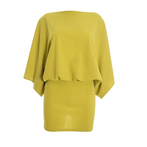 Gros plan sur une robe courte jaune moutarde avec manches cape et col bénitier dans le dos