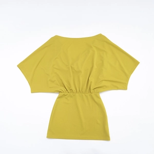 Détail de la robe jaune moutarde à manches longues avec taille élastique élégante et drapée