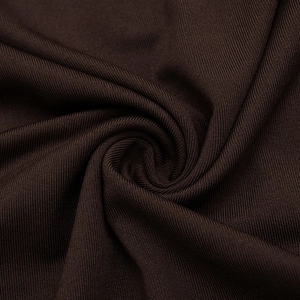 Détail macro du tissu en maille côtelée marron foncé avec texture en spirale