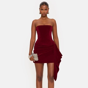 Détail d'une robe bustier en velours bordeaux avec drapé latéral élégant et fronces