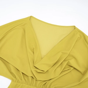Vue détaillée du col bénitier jaune gingembre et de la texture fluide du tissu de la robe