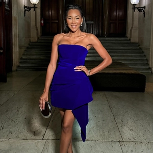 Robe mini bustier élégante en velours bleu roi avec drapé latéral pour soirée chic