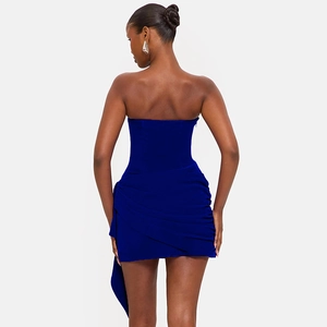 Vue arrière d'une élégante robe courte en velours bleu roi avec de beaux drapés plissés