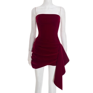 Détail de la robe bustier en velours bordeaux avec drapé latéral élégant et ourlet plissé