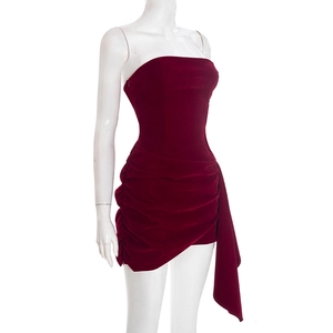 Détail d'une mini-robe en velours bordeaux sans bretelles avec drapé et ruban