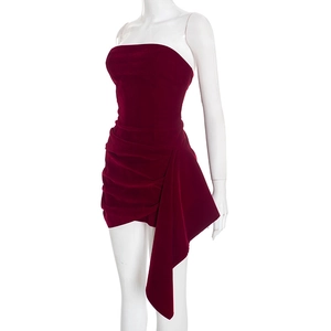 Détail du drapé latéral et du tissu en velours plissé sur la mini robe bustier