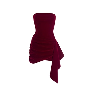 Détail de la robe bustier en velours bordeaux avec ruban élégant et plis drapés raffinés