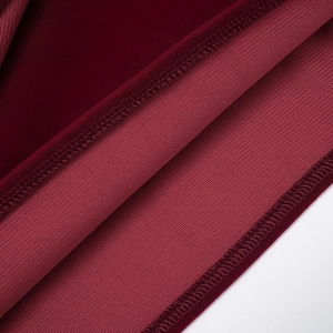 Détail macro du tissu en velours bordeaux et de la maille côtelée avec couture nette