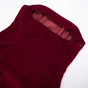 Détail de la robe en velours bordeaux montrant la fermeture éclair invisible et coutures