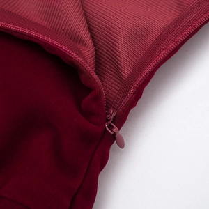 Détail du tissu en velours bordeaux foncé et fermeture éclair invisible sur la robe