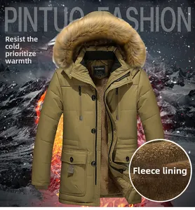Dettaglio del parka invernale con spessa fodera in pile e cappuccio con bordo in pelliccia