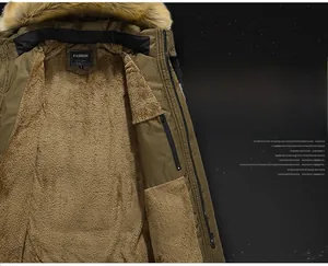 Dettaglio del parka invernale da uomo con fodera in pile spessa e colletto in pelliccia