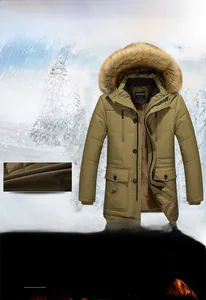 Dettaglio del parka invernale kaki da uomo con spessa fodera in pile e collo di pelliccia