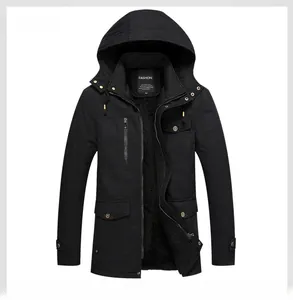 Dettaglio del parka invernale da uomo con fodera in pile spessa e tasca con zip