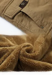 Dettagli di una giacca di cotone kaki con tasca cargo e calda fodera in pile