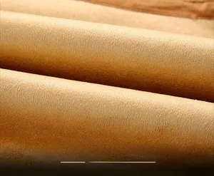 Dettaglio ravvicinato di ecopelle marrone con consistenza di pelliccia sintetica