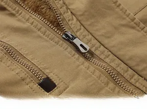 Dettaglio del parka in cotone kaki con cerniera in metallo e calda fodera in pile interna