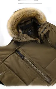 Dettaglio del parka invernale con collo in pelliccia, spalline e cerniera resistente