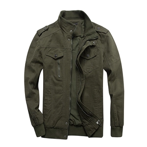 Militärische Herrenjacke aus Baumwolle in Armeegrün mit Schulterklappen und Taschen