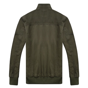 Rückansicht der armeegrünen Baumwolljacke mit Rippbündchen und strukturellen Nähten