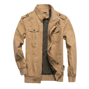 Khakifarbene Militärjacke für Herren mit Schulterklappen, Stehkragen und Taschen auf Weiß