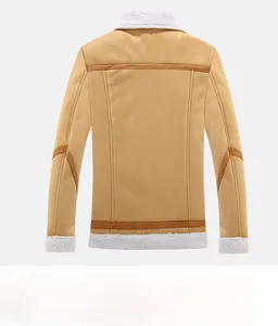 Dettaglio della giacca invernale in pelle scamosciata color cammello con cuciture sul retro