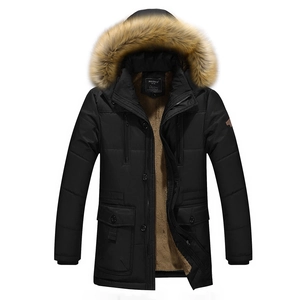 Parka invernale da uomo nero di media lunghezza con collo in pelliccia e fodera in pile