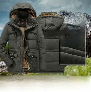Dettaglio della giacca con cappuccio verde militare con calda fodera in pelliccia e tasche multiple