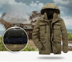 Dettaglio parka invernale da uomo verde militare con calda fodera in pelliccia e multitasche