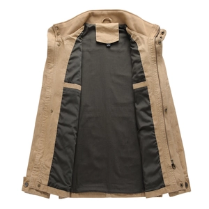 Detail der khakifarbenen Baumwolljacke mit Stehkragen, Druckknöpfen und Innentasche