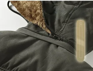 Dettaglio del parka da uomo verde oliva con cappuccio rimovibile e fodera in pelliccia