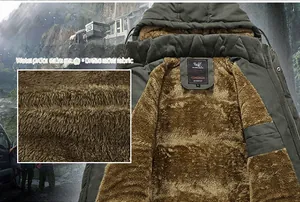 Dettaglio del parka invernale verde militare con fodera in pelliccia sintetica marrone