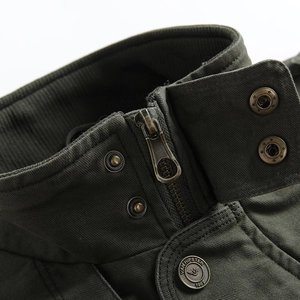 Detail der armee-grünen Baumwolljacke mit Metallreißverschluss und gravierten Knöpfen