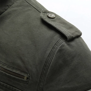 Detailansicht der Schulterklappe mit Retro-Metallknopf an der Baumwolljacke für Herren