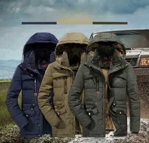 Tre colori di parka da uomo con cappuccio, coulisse in vita e dettagli del logo