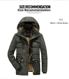 Dettaglio del parka con cappuccio verde militare con spessa fodera termica e ricamo