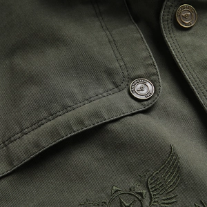 Detailansicht der militärgrünen Baumwolljacke mit Marken-Kupferknöpfen und Stickereien