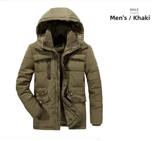 Dettaglio del parka invernale kaki da uomo con fodera in pile marrone e cappuccio caldo